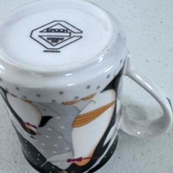 "NORITAKE" Epoch Christmas Party Mugs ,Penguins,Micro, Oven, and Dishwasher Safe - Picture 6 of 6